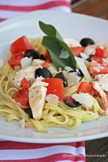 Pasta mit Salbeibutter (aber Tomate, Olive und Mozzarella sind auch ...