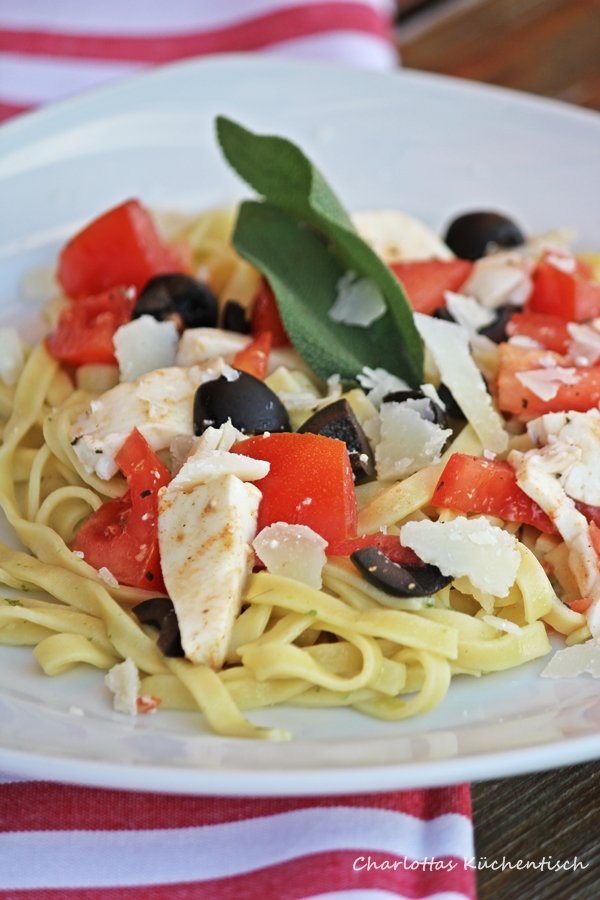 Pasta, Salbei, Salbeibutter, Nudeln, Tomate, Olive, Mozzarella, Pasta mit Salbeibutter