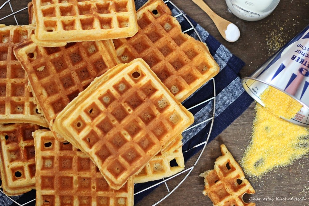 Cornmeal Buttermilk Waffles, Maismehl-Buttermilch-Waffeln, Waffeln, Frühstückswaffeln, Backen, Wanderbackbuch, amerikanische Waffeln