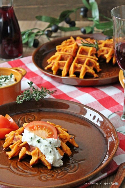 Pizzawaffeln mit Kräuterquark - Charlottas Küchentisch Pizzawaffeln mit Kräuterquark - Charlottas Küchentisch