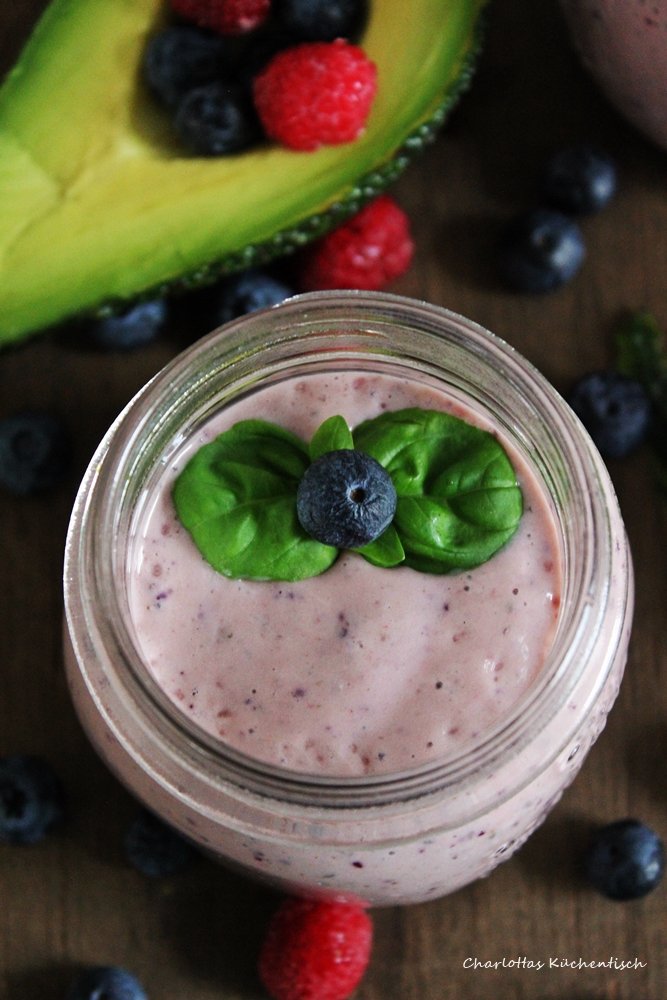 Avocado Beeren Smoothie, Basilikum, Chiasamen, Himbeeren, Blaubeeren, Smoothies