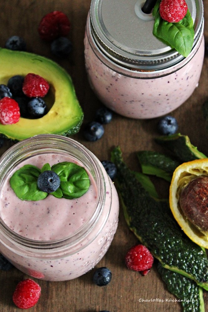 Avocado Beeren Smoothie, Basilikum, Chiasamen, Himbeeren, Blaubeeren, Smoothies