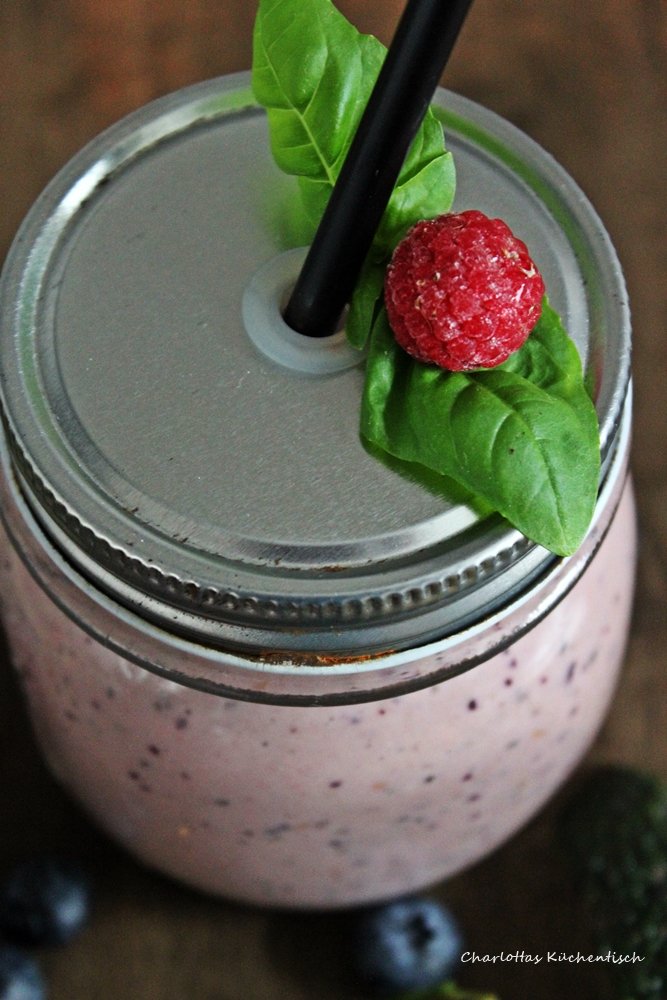 Avocado Beeren Smoothie, Basilikum, Chiasamen, Himbeeren, Blaubeeren, Smoothies