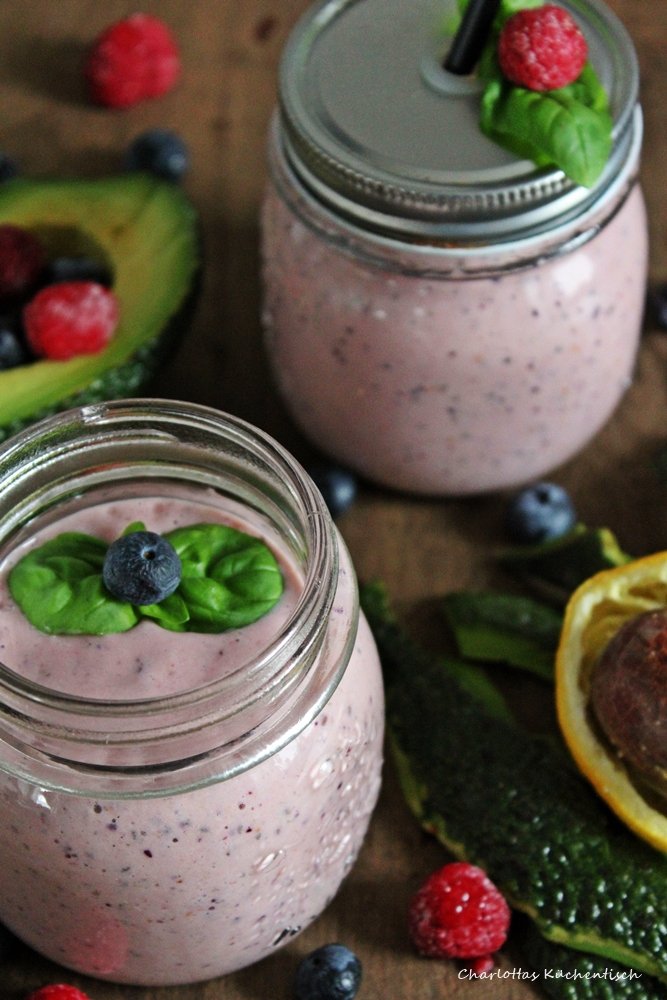 Avocado Beeren Smoothie, Basilikum, Chiasamen, Himbeeren, Blaubeeren, Smoothies