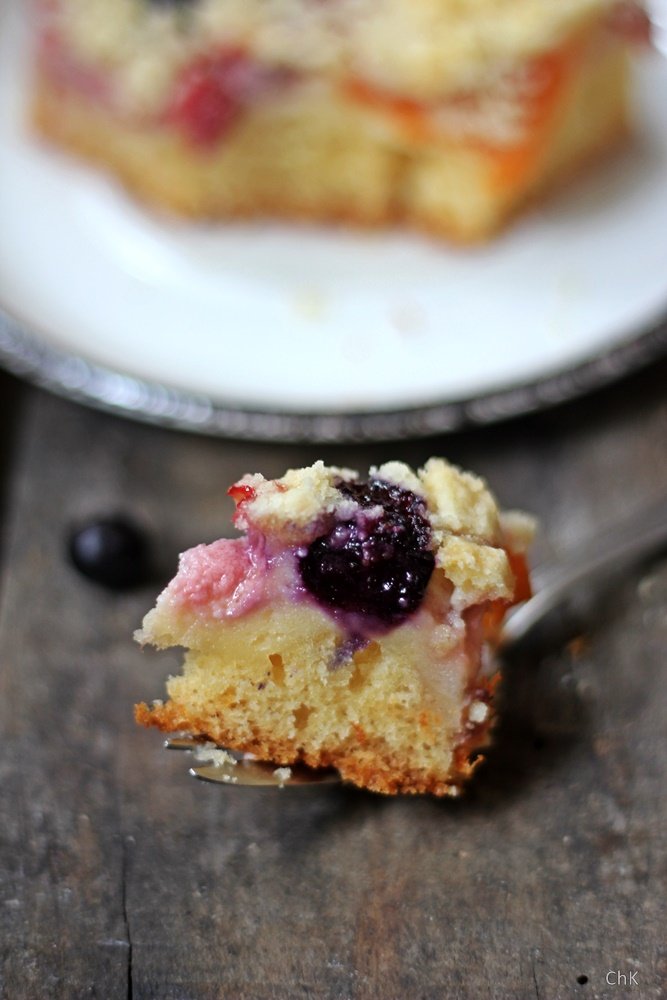 Schmand Streuselkuchen, Streuselkuchen, Erdbeeren, Blaubeeren, Aprikosen, Schmandkuchen, Backen, Rezept