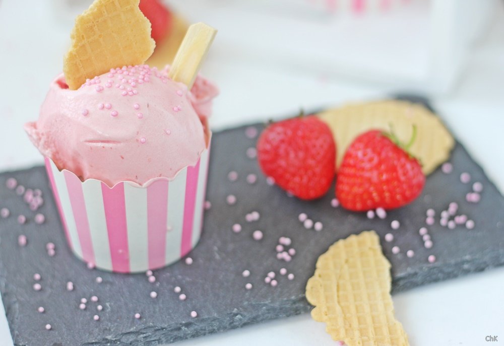Erdbeer Buttermilch Eis - Charlottas Küchentisch