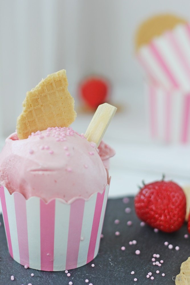 Erdbeer Buttermilch Eis - Charlottas Küchentisch