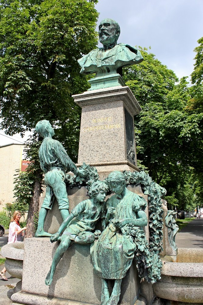 Schlüchtermanndenkmal, Eat-the-World Tour im Kaiserviertel Dortmund