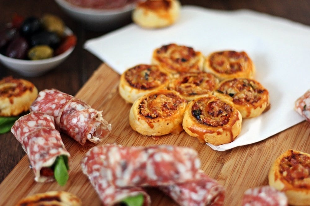 Pikante Salami Snacks, Ringsalami Blätterteig Schnecken, lecker