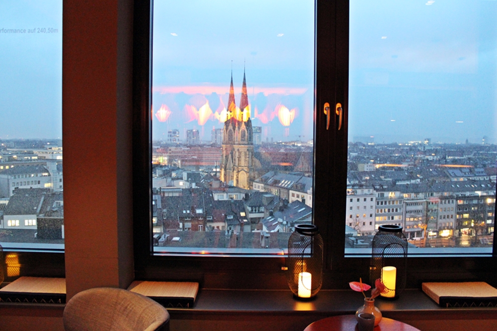 Blick auf Düsseldorf von Lounge in me and all hotel düsseldorf