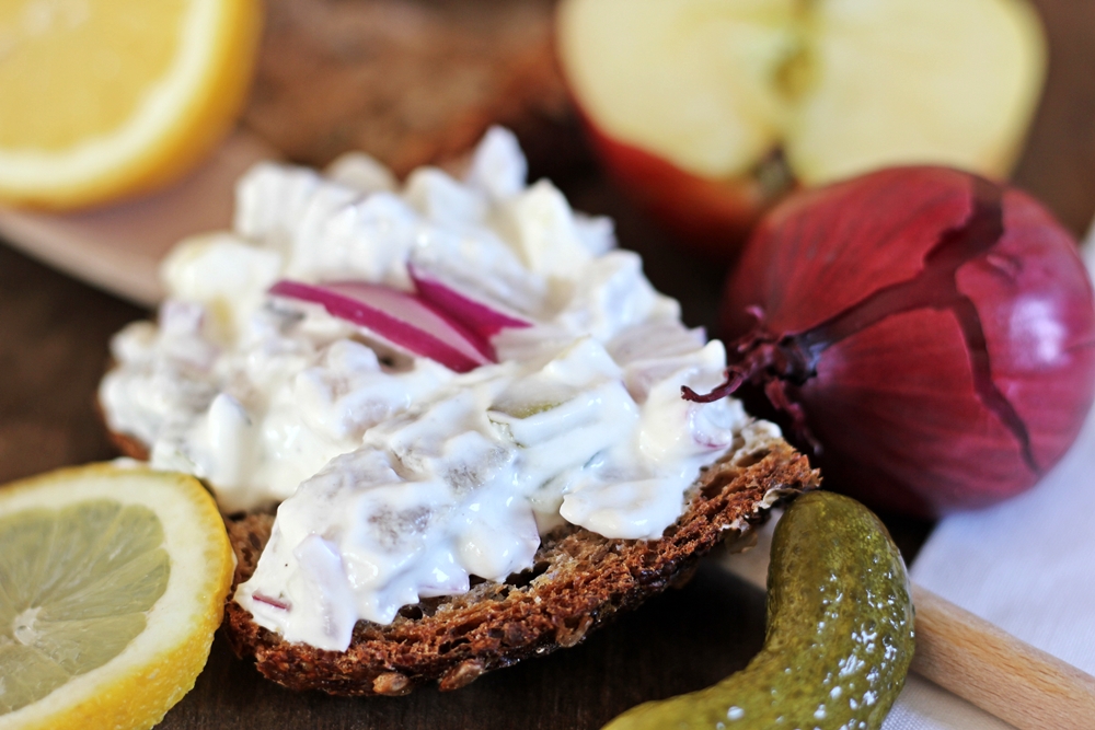 Einfacher Heringsstipp auf Brot mit Gewürzgurke