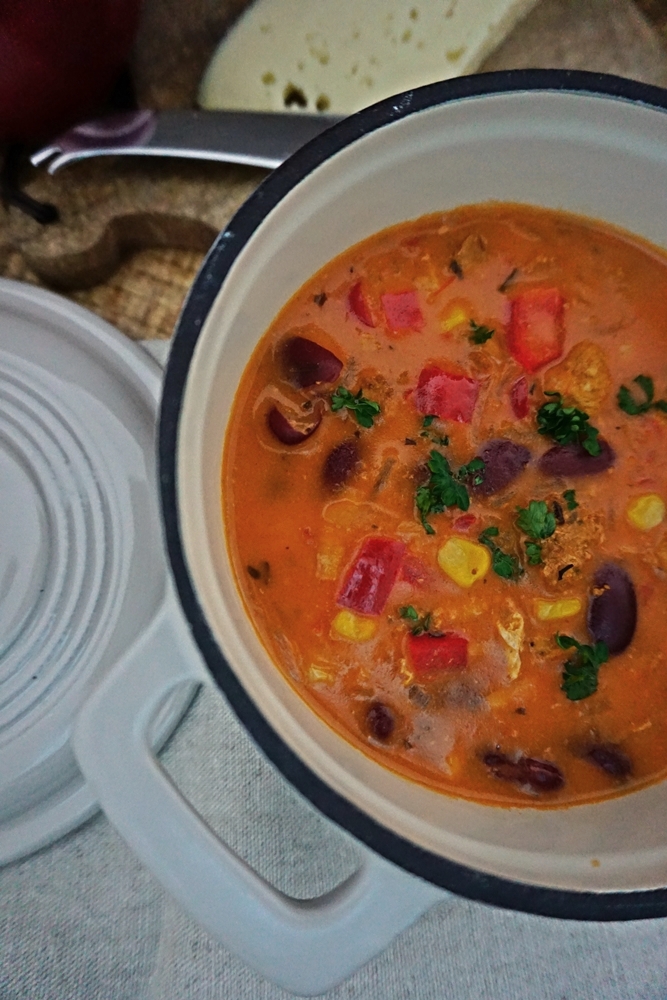 Leckere Gyrossuppe mit Paprika, Kidneybohnen und Mais.