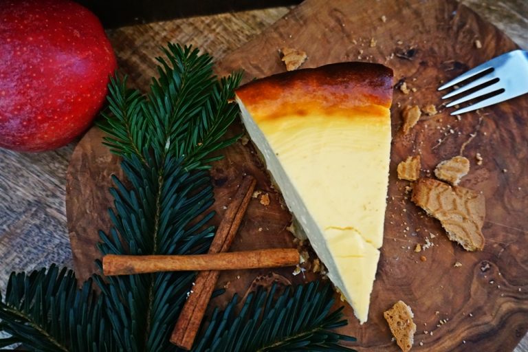 Käsekuchen mit Zimtapfel und Spekulatiusboden - Charlottas Küchentisch