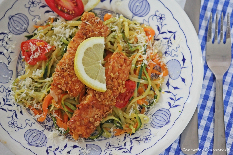 Lachsstäbchen Gemüsespaghetti aus Möhren und Zucchini